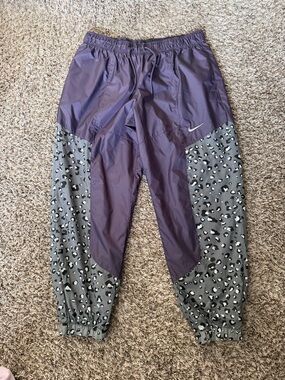 Nike Women’s Purple Leopard-Panel Windbreaker Pants Size Large